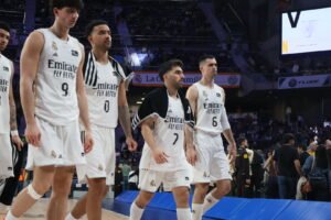 Facundo Campazzo caminando al vestuario