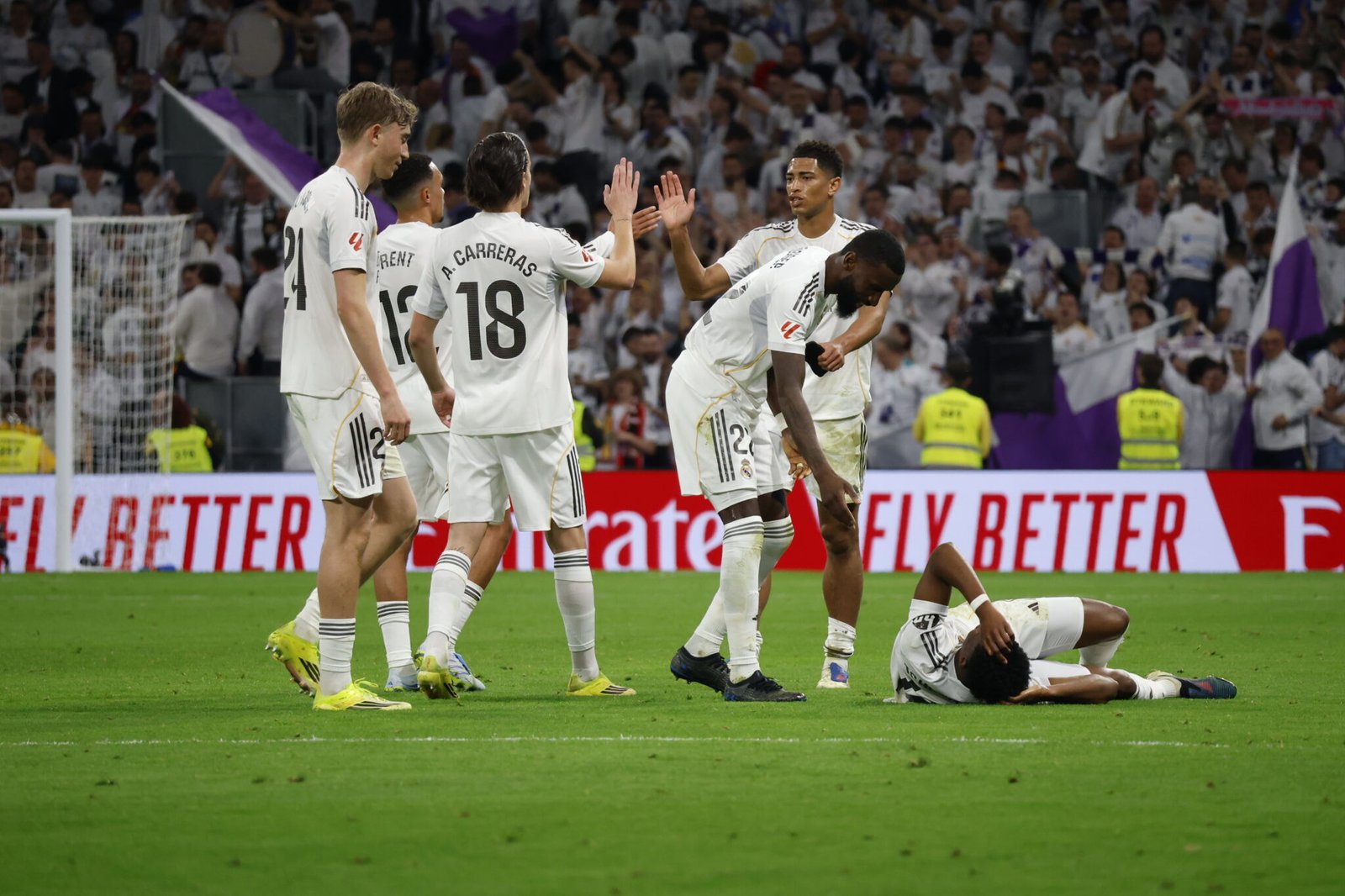inal del partido del Real Madrid con futbolistas como Carreras y Bellingham celebrando sobre el terreno de juego tras el pitido final.