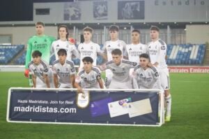 Real Madrid Castilla posando en el campo