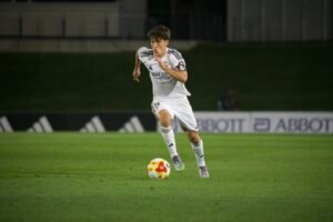 Manuel Ángel corriendo con el balón
